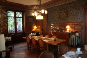 salle de restaurant et de petit déjeuner ambiance feutree
