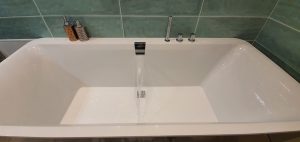 chambre hotes mailly proche a26 et troyes avec balcon et grande salle de bain douche baignoire toilette separe 13
