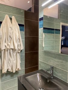 chambre hotes mailly proche a26 et troyes avec balcon et grande salle de bain douche baignoire toilette separe 20