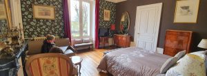 chambre troyes meuble de style louis xv marqueterie bois de rose grande salle de bain et balcon sur jardin 10
