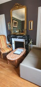chambre troyes meuble de style louis xv marqueterie bois de rose grande salle de bain et balcon sur jardin 14
