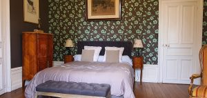 chambre troyes meuble de style louis xv marqueterie bois de rose grande salle de bain et balcon sur jardin 3