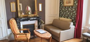 chambre troyes meuble de style louis xv marqueterie bois de rose grande salle de bain et balcon sur jardin 4