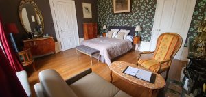 chambre troyes meuble de style louis xv marqueterie bois de rose grande salle de bain et balcon sur jardin 5