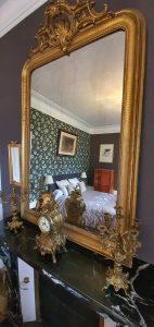 chambre troyes meuble de style louis xv marqueterie bois de rose grande salle de bain et balcon sur jardin 6