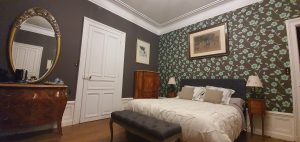 chambre troyes meuble de style louis xv marqueterie bois de rose grande salle de bain et balcon sur jardin 9